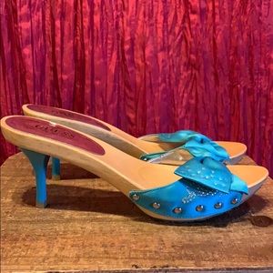 Guess NEVER WORN “wood” heels